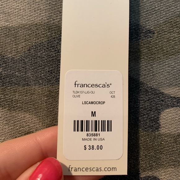 francesca’s Cropped Camo Lightweight Sweatshirt Size Medium - Picture 2 of 4